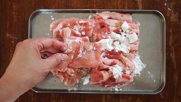 豚肉に片栗粉を揉み込む