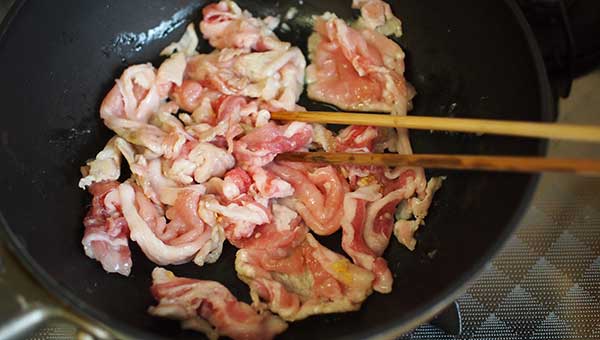 フライパンに豚肉とおろしニンニクを入れて炒める