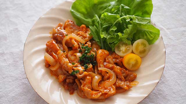 薄切り肉で簡単！ジューシーで甘酸っぱいポークチャップレシピ