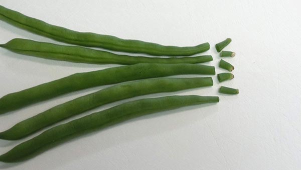 いんげんのへたを折り、筋があれば取る いんげんのへたを折り、筋があれば取る
