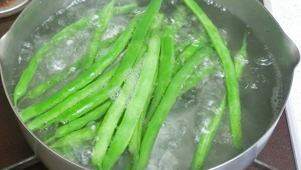 いんげんを茹でる いんげんを茹でる