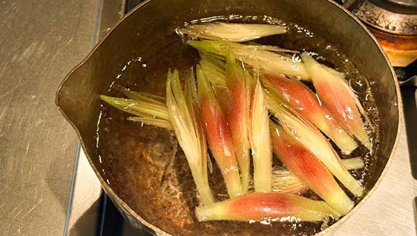みょうがをさっと茹でる