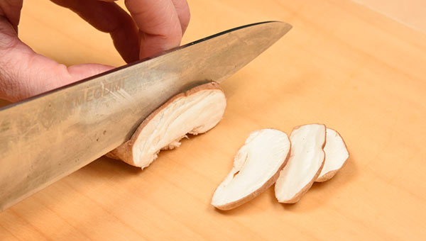薄切りはかさの端から薄く切る 薄切りはかさの端から薄く切る