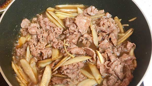 牛肉とショウガ、調味料を加え、落としぶたをして煮込む 牛肉とショウガ、調味料を加え、落としぶたをして煮込む