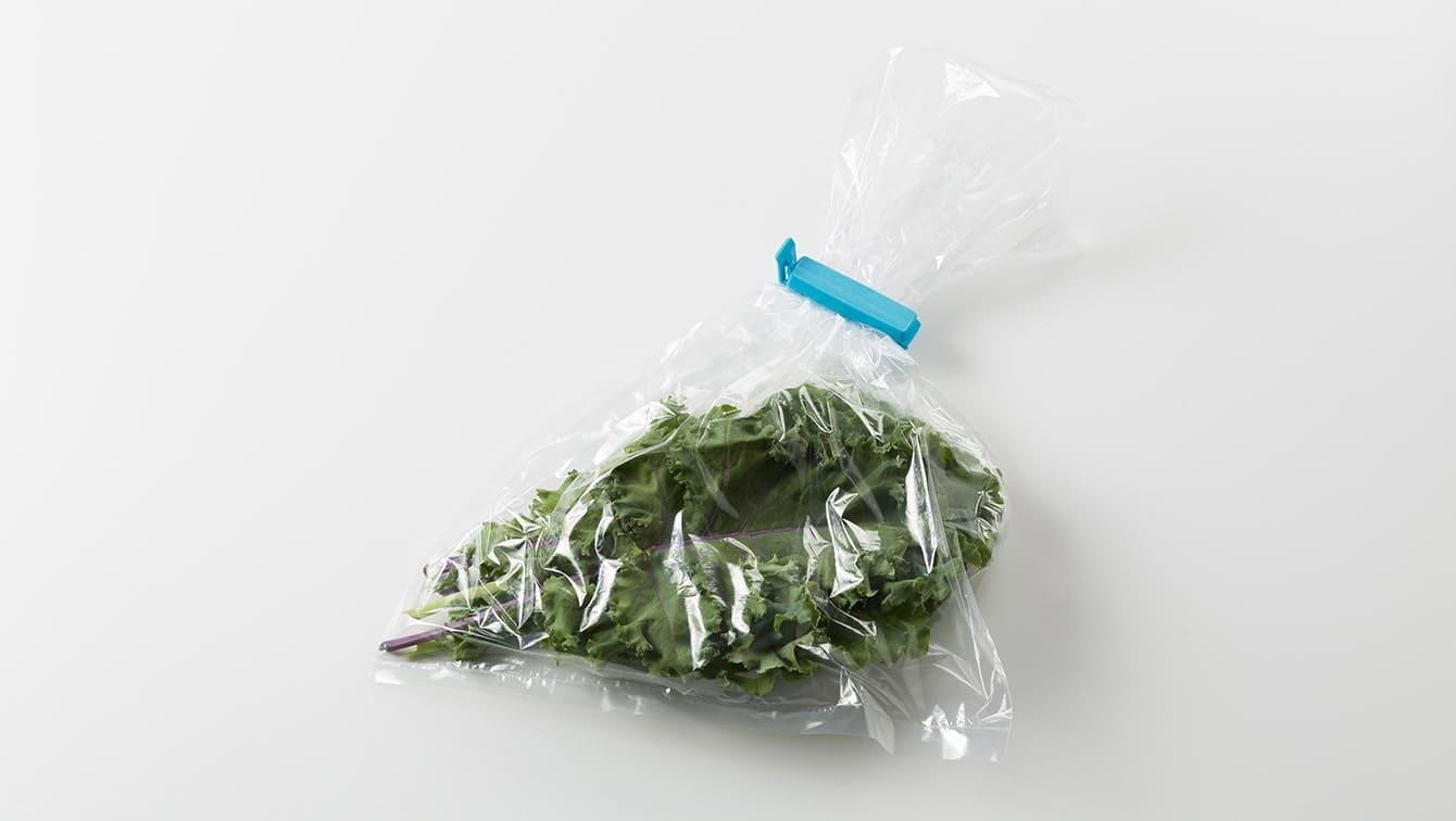 冷蔵保存：葉を重ねてポリ袋に入れて冷蔵します