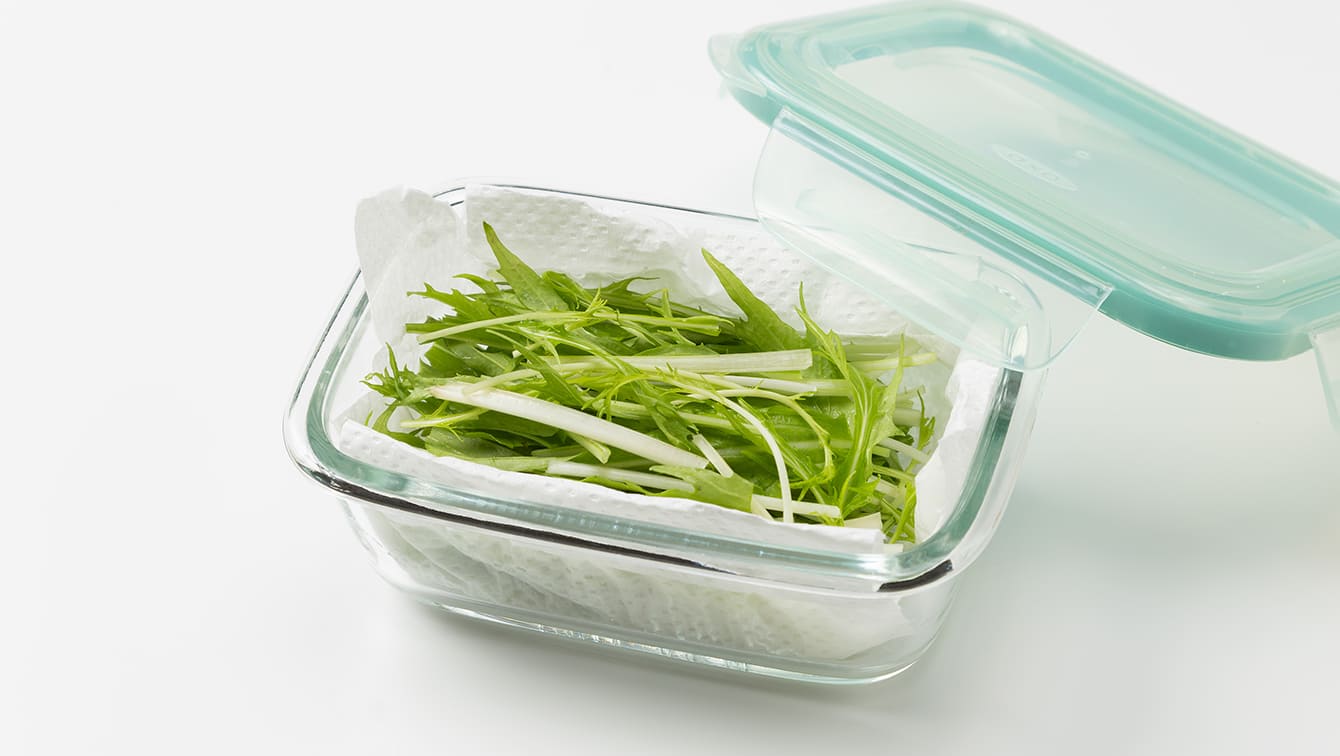水菜をおいしく保存するコツ：キッチンペーパーを敷いた容器に入れて冷蔵庫の冷蔵室で保存