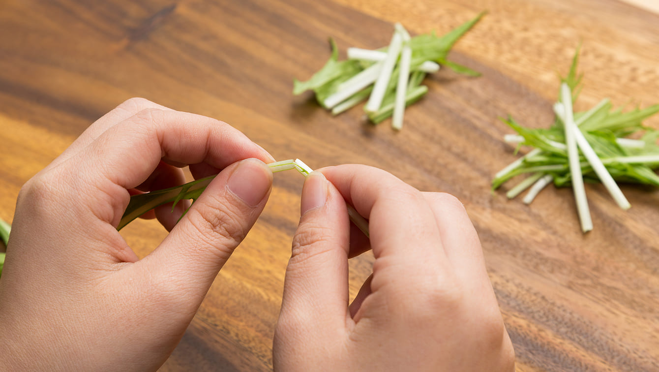 水菜をサラダなど生で食べる場合は手で分けると、包丁よりも食感が良くなる