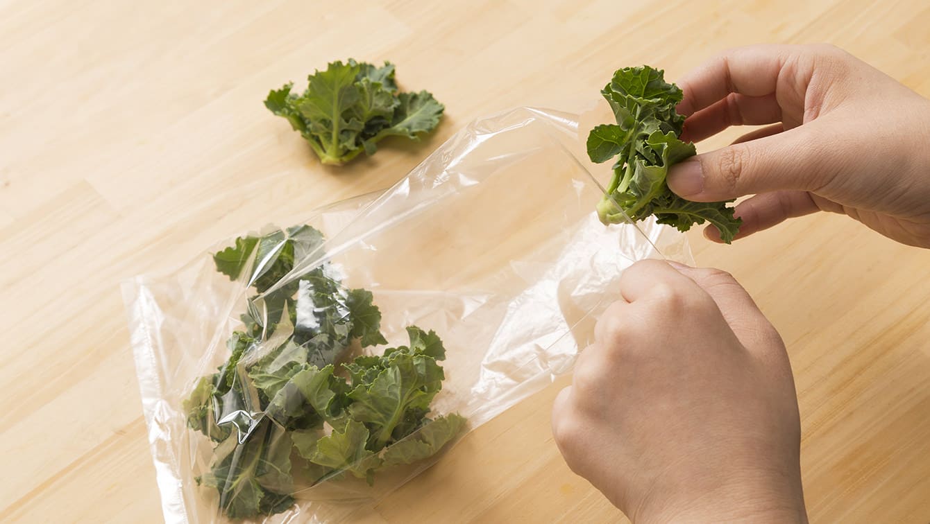 プチヴェールをおいしく冷蔵保存するコツ：保存袋に入れ、冷蔵庫の野菜室で保存