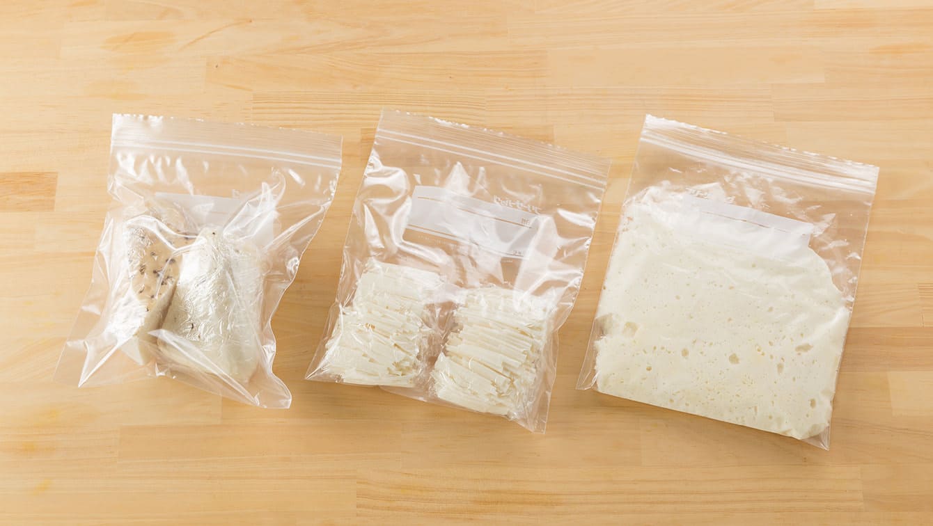 冷凍する場合：皮をむいてラップで包み、冷凍用保存袋に入れます。皮付きのままでも冷凍OK。せん切りやすりおろしてから保存しても便利
