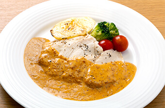 鶏の蒸し焼き 粒マスタードオニオンソース