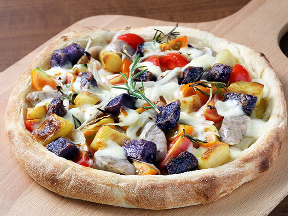 2色ポテトとサルシッチャのピザ