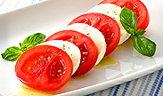 モッツァレラチーズとまっ赤なトマトのカプレーゼ
