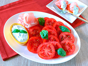 真っ赤なトマトとバジルヨーグルトソースのお祝いカプレーゼ