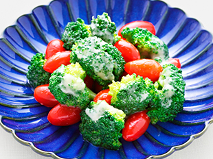 ブロッコリーとビタミンCトマトのバーニャカウダ風和え