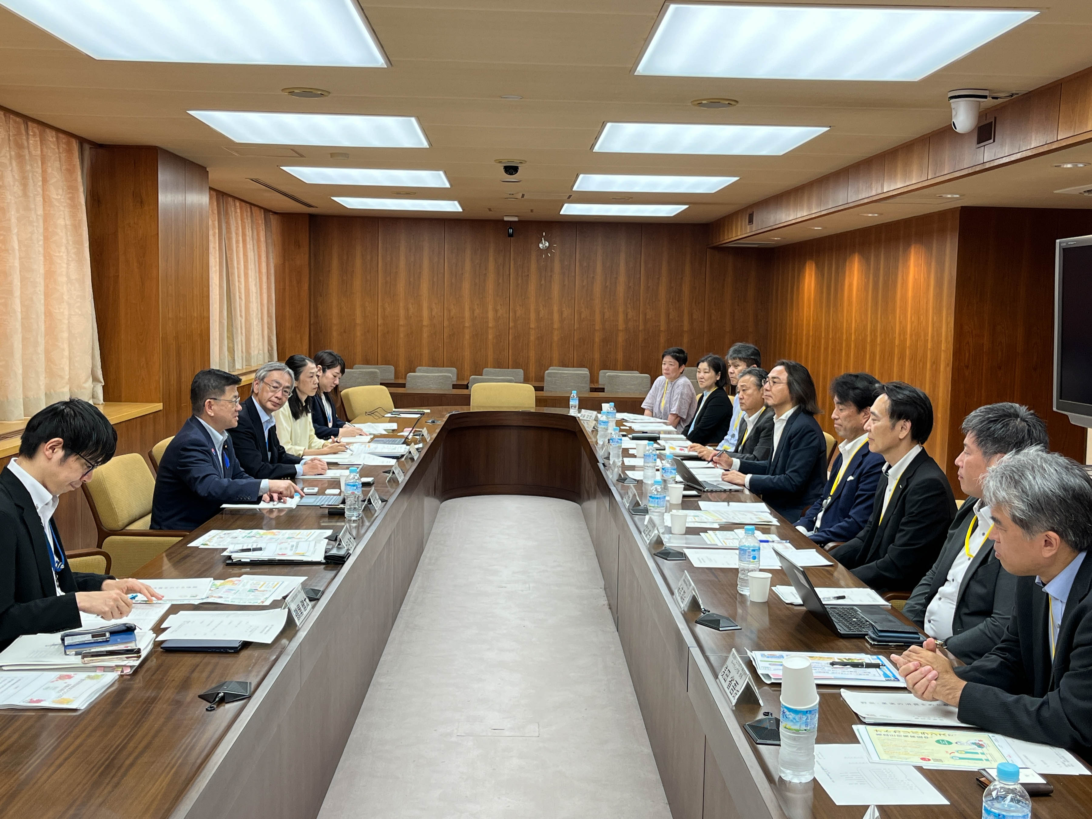 農林水産省・庄子大臣政務官を訪問し、野菜摂取促進活動について意見交換を実施 2 農水庄子政務官.jpg