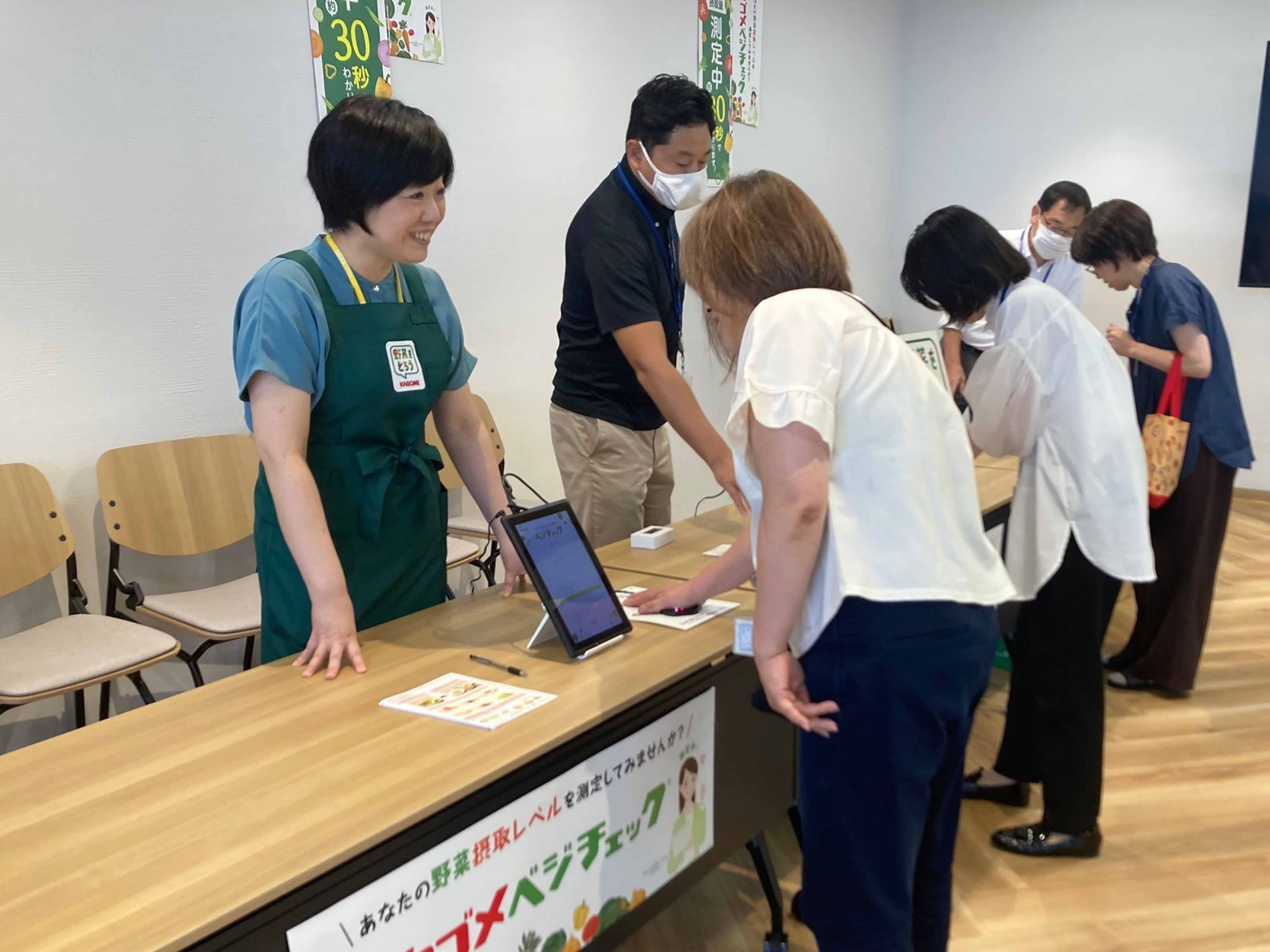 旭化成 社員食堂で「ベジチェック測定会」を実施し、従業員の野菜摂取を促進 asahikasei_1.jpg